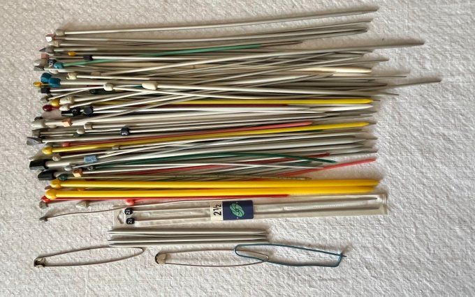 Grand lot d'aiguilles à tricoter vintage et accessoires de mercerie