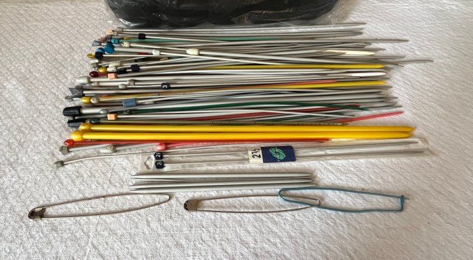 Grand lot d'aiguilles à tricoter vintage et accessoires de mercerie