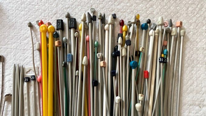 Grand lot d'aiguilles à tricoter vintage et accessoires de mercerie