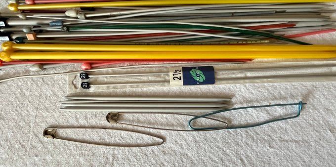 Grand lot d'aiguilles à tricoter vintage et accessoires de mercerie
