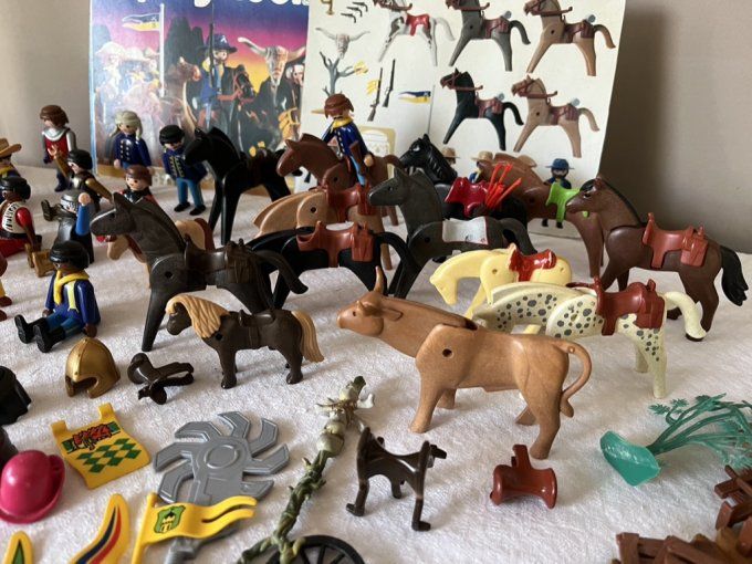 Grand Lot PLAYMOBIL VINTAGE Figurines et Chevaux Western avec Accessoires