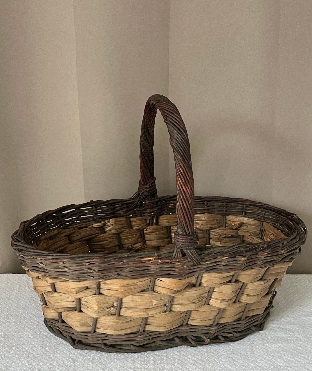 Grand panier ancien, idéal pour aller aux champignons Grand panier ancien, idéal pour aller aux champignons