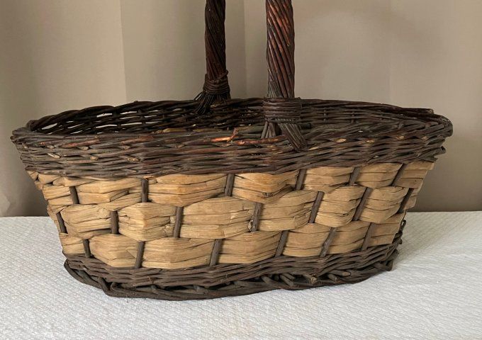 Grand panier ancien, idéal pour aller aux champignons