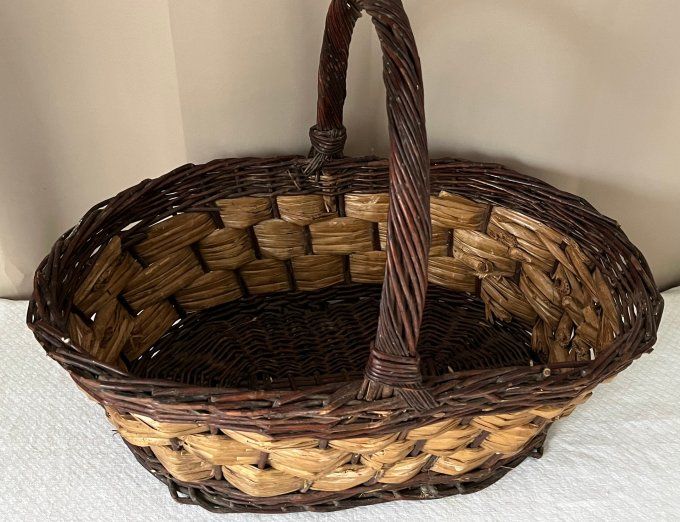 Grand panier ancien, idéal pour aller aux champignons