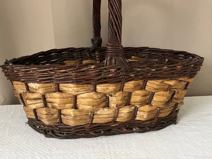 Grand panier ancien, idéal pour aller aux champignons
