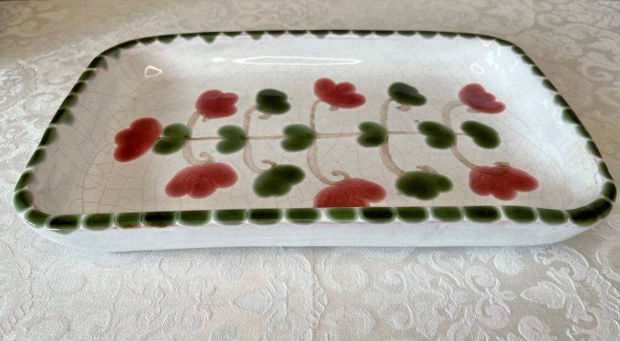 Grand plat rectangulaire vintage en terre cuite émaillée fleurs signées BBB