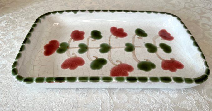 Grand plat rectangulaire vintage en terre cuite émaillée fleurs signées BBB