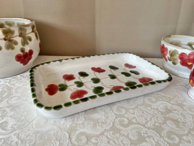 Grand plat rectangulaire vintage en terre cuite émaillée fleurs signées BBB