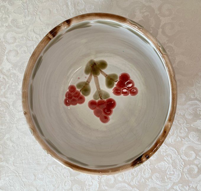Grand saladier vintage en terre cuite émaillée, motif de fruits, signé BBB