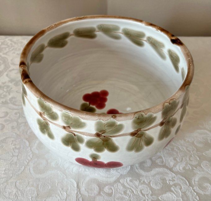 Grand saladier vintage en terre cuite émaillée, motif de fruits, signé BBB