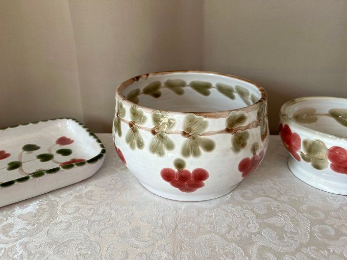 Grand saladier vintage en terre cuite émaillée, motif de fruits, signé BBB