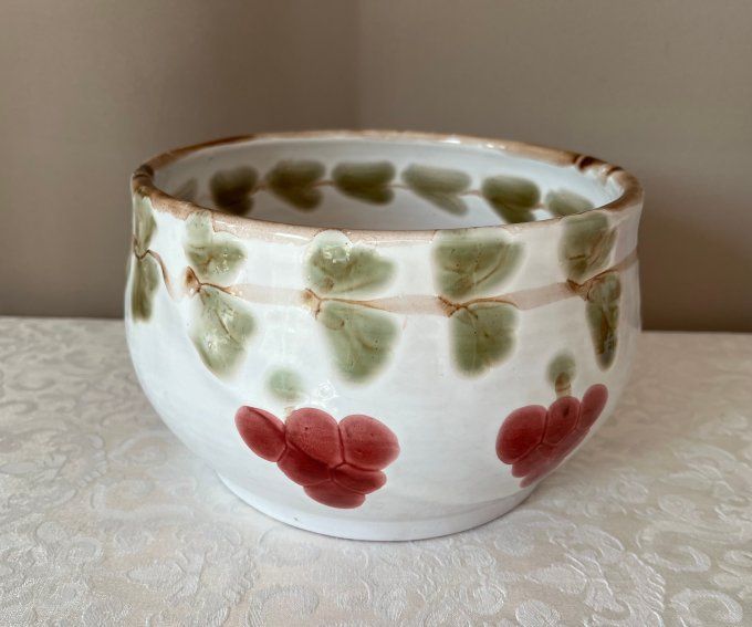 Grand saladier vintage en terre cuite émaillée, motif de fruits, signé BBB