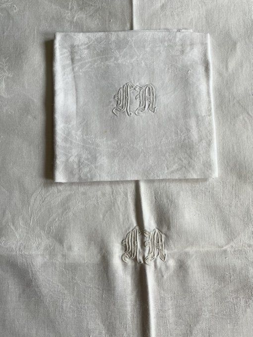 Grande nappe et 12 serviettes en coton damassé, initiales MA