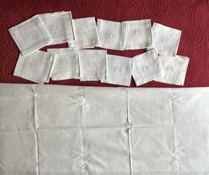 Grande nappe et 12 serviettes en coton damassé, initiales MA
