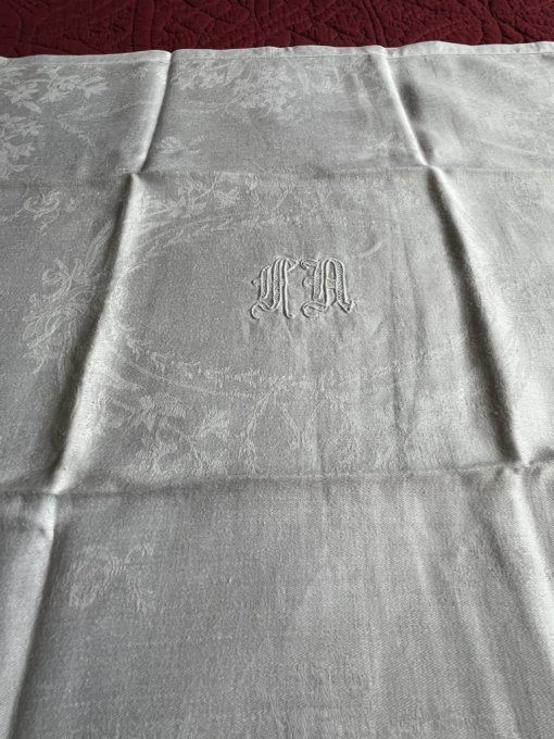 Grande nappe et 12 serviettes en coton damassé, initiales MA