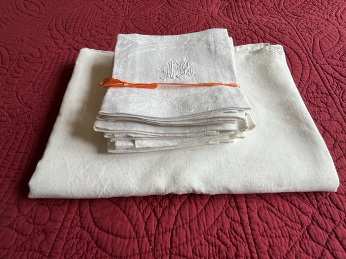 Grande nappe et 12 serviettes en coton damassé, initiales MA