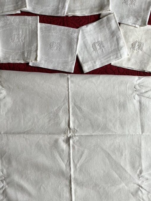 Grande nappe et 12 serviettes en coton damassé, initiales MA