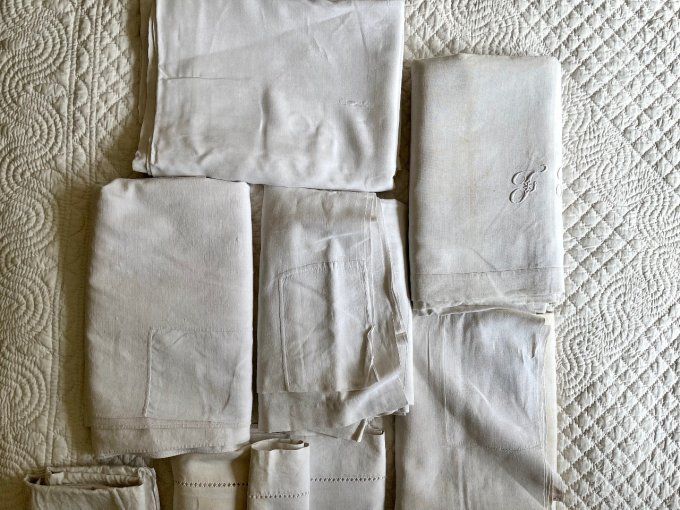 Gros lot de 8 drap anciens en lin et métis, avec défauts