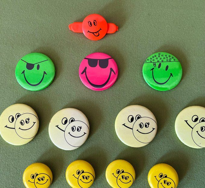 Lot de 11 badges vintage smileys des années 1970.
