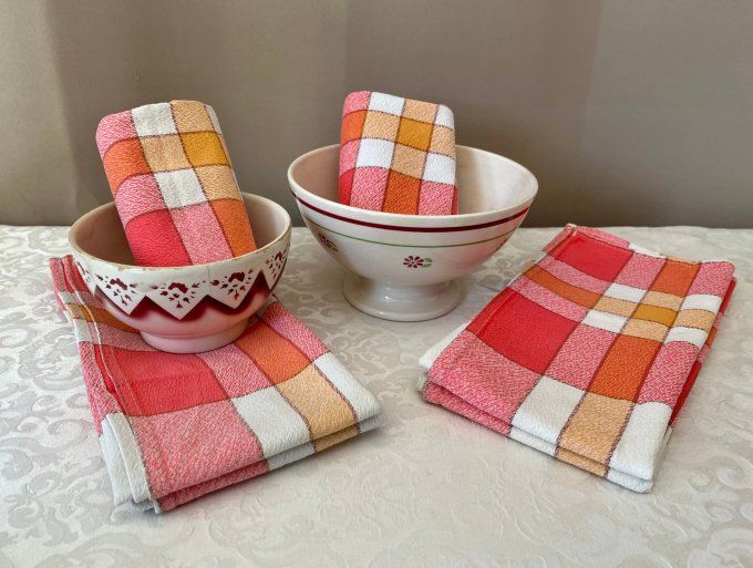 Lot de 6 serviettes de table vintage en tissu à carreaux orange et rouge.
