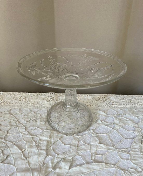 Coupe sur piédestal en verre moulé motifs oiseau & fleurs