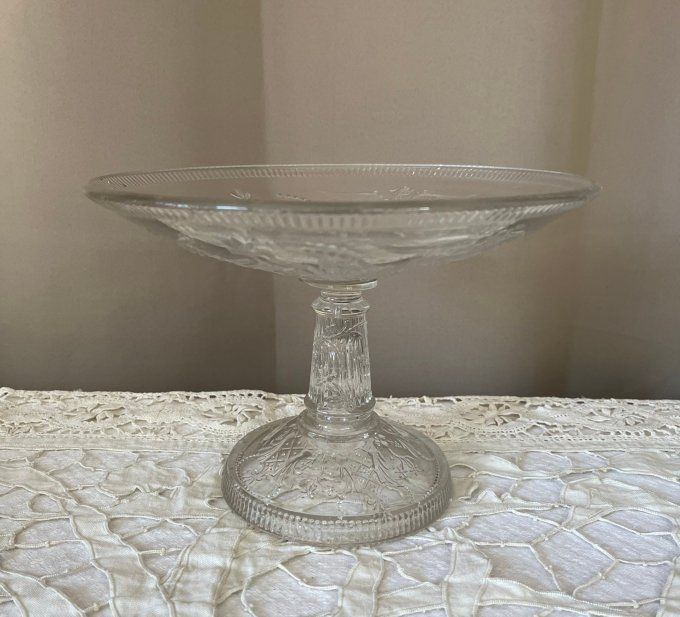Coupe sur piédestal en verre moulé motifs oiseau & fleurs
