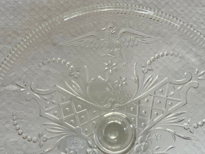 Coupe sur piédestal en verre moulé motifs oiseau & fleurs