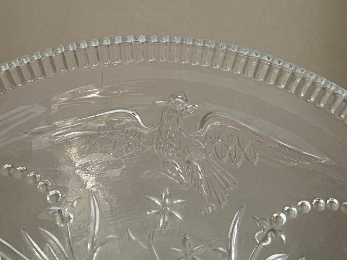 Coupe sur piédestal en verre moulé motifs oiseau & fleurs