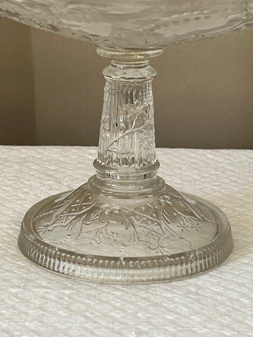 Coupe sur piédestal en verre moulé motifs oiseau & fleurs