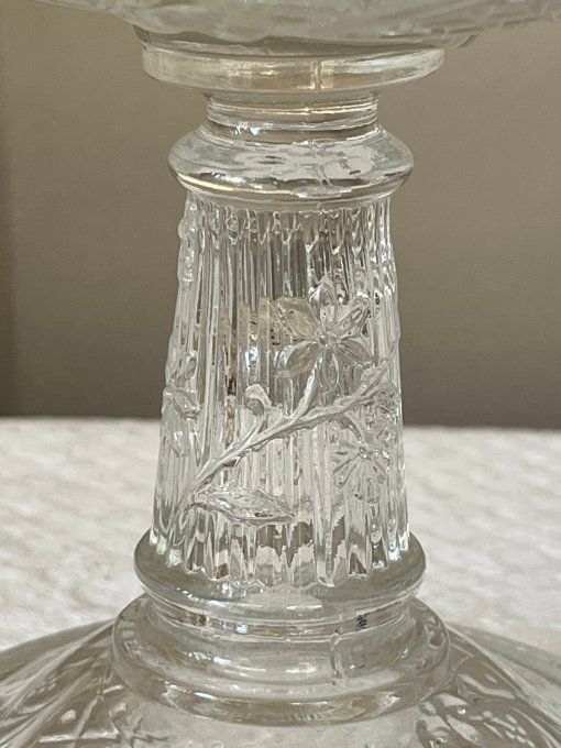 Coupe sur piédestal en verre moulé motifs oiseau & fleurs