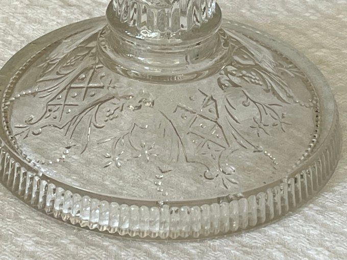 Coupe sur piédestal en verre moulé motifs oiseau & fleurs
