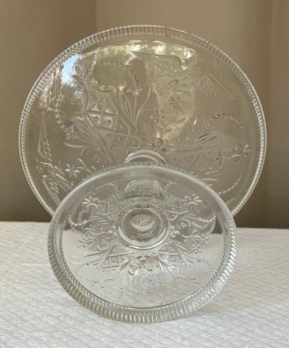 Coupe sur piédestal en verre moulé motifs oiseau & fleurs