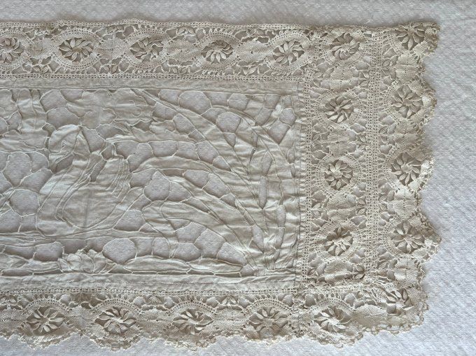 Poésie & Linge ancien — Grand chemin de table Richelieu cygnes & nénuphars