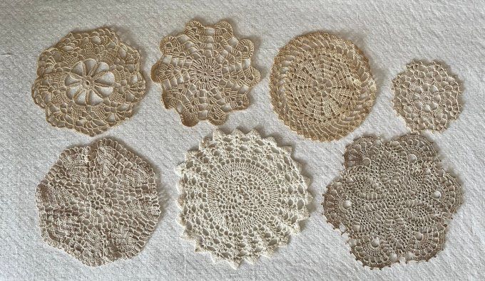 Lot de 7 napperons anciens faits au crochet - Beige et écru - Ø 10 à 20 cm