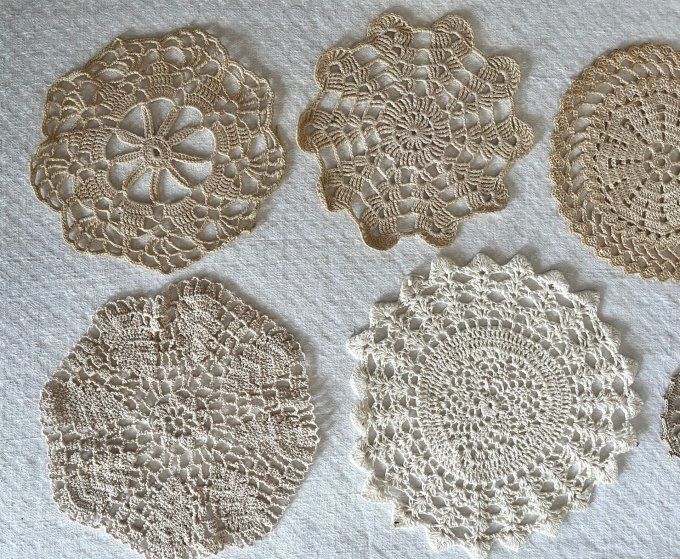 Lot de 7 napperons anciens faits au crochet - Beige et écru - Ø 10 à 20 cm