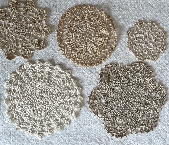 Lot de 7 napperons anciens faits au crochet - Beige et écru - Ø 10 à 20 cm