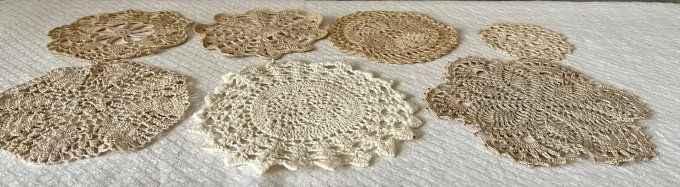 Lot de 7 napperons anciens faits au crochet - Beige et écru - Ø 10 à 20 cm