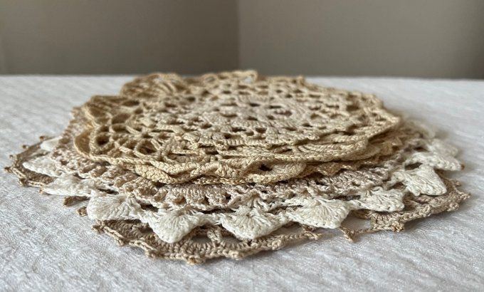 Lot de 7 napperons anciens faits au crochet - Beige et écru - Ø 10 à 20 cm