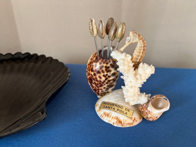 Pique à escargots, apéritif, vintage en coquillages marins avec hippocampe et corail