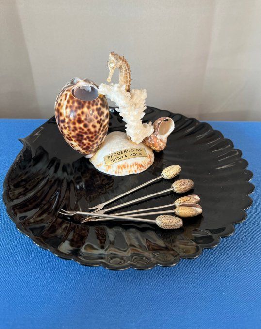 Pique à escargots, apéritif, vintage en coquillages marins avec hippocampe et corail
