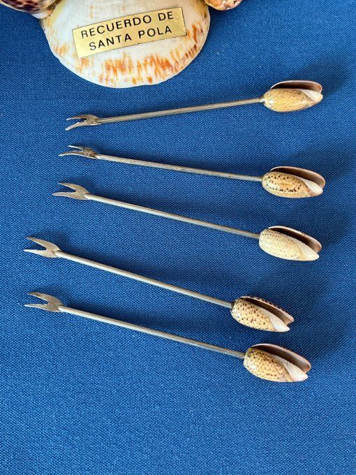 Pique à escargots, apéritif, vintage en coquillages marins avec hippocampe et corail