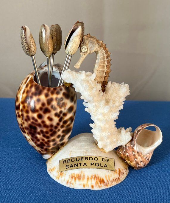 Pique à escargots, apéritif, vintage en coquillages marins avec hippocampe et corail
