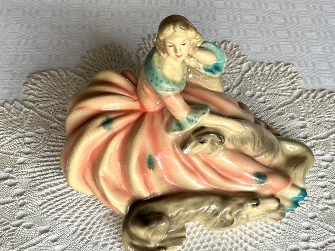 Ancienne statuette en plâtre, femme avec chiens, Art déco  