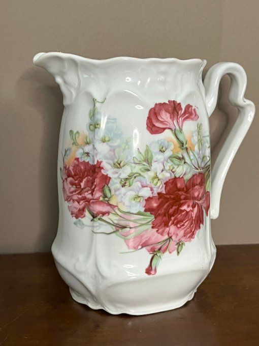 Pot à lait en porcelaine blanche à décor floral