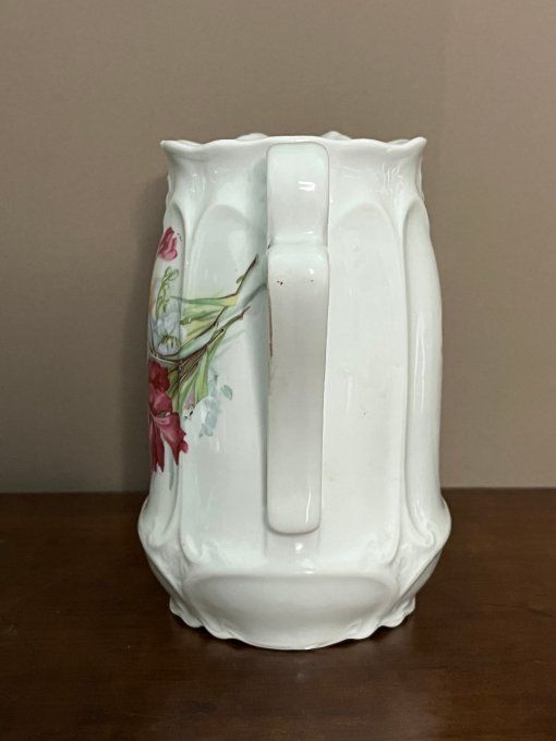 Pot à lait en porcelaine blanche à décor floral