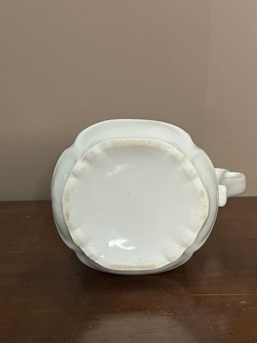 Pot à lait en porcelaine blanche à décor floral