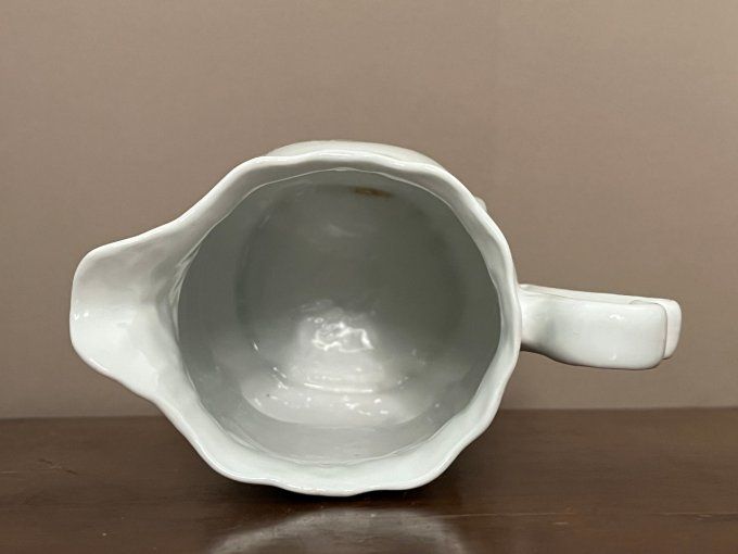 Pot à lait en porcelaine blanche à décor floral