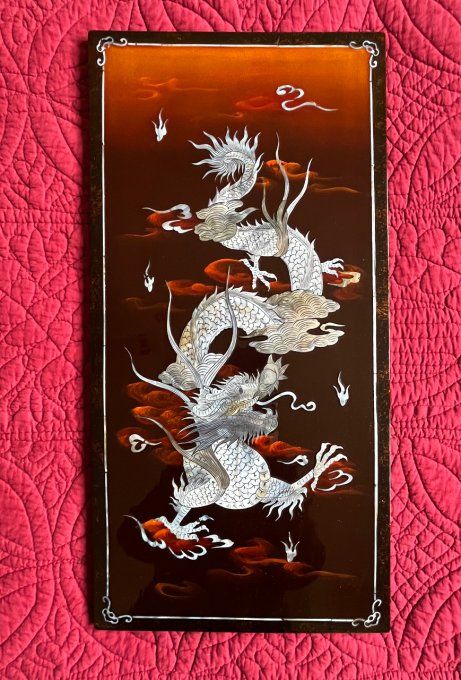 Tableau chinois représentant un dragon 龙, laque à incrustation de nacre