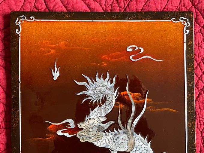 Tableau chinois représentant un dragon 龙, laque à incrustation de nacre