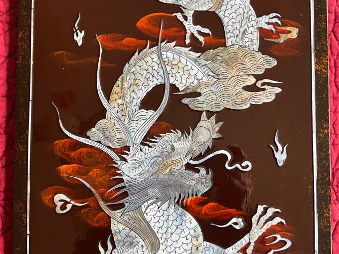 Tableau chinois représentant un dragon 龙, laque à incrustation de nacre